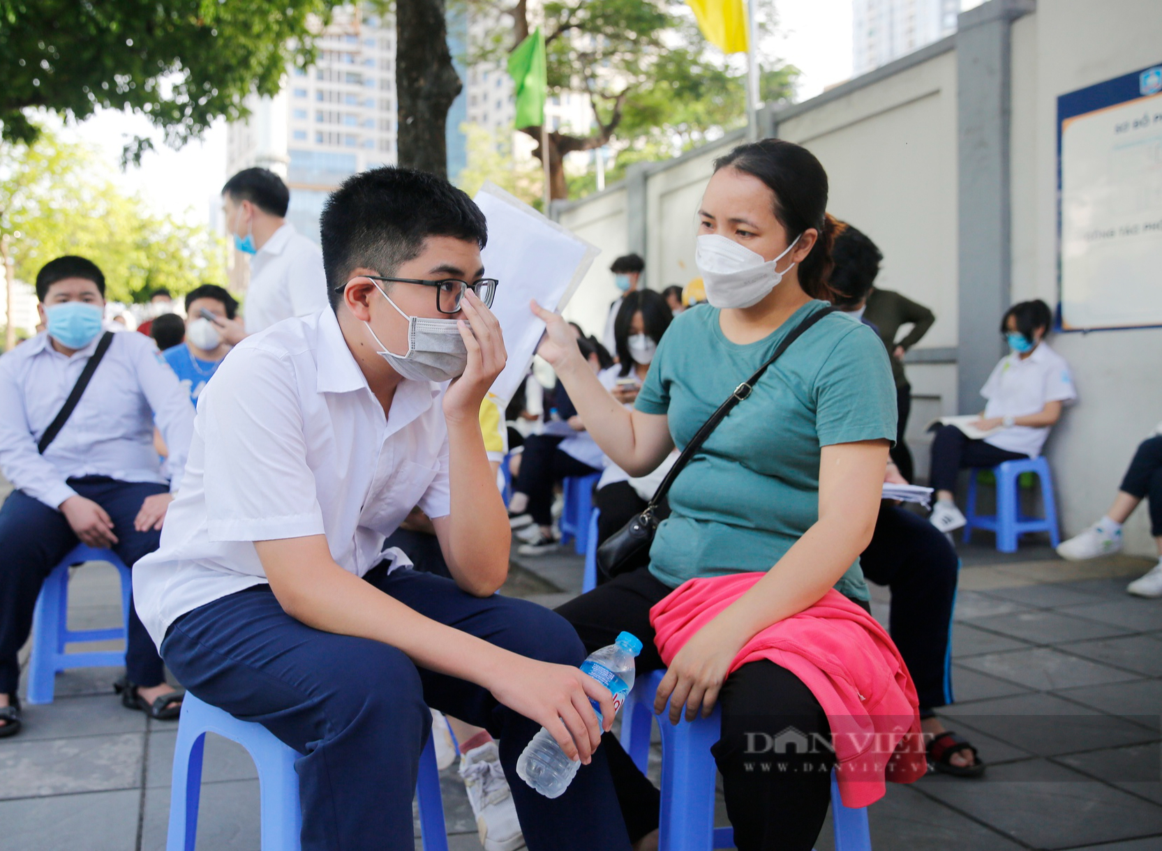 Thi vào lớp 10: &quot;Cứ khóc nếu con thua nhưng hãy cười sau đó vì còn bố mẹ ở bên&quot; - Ảnh 2.