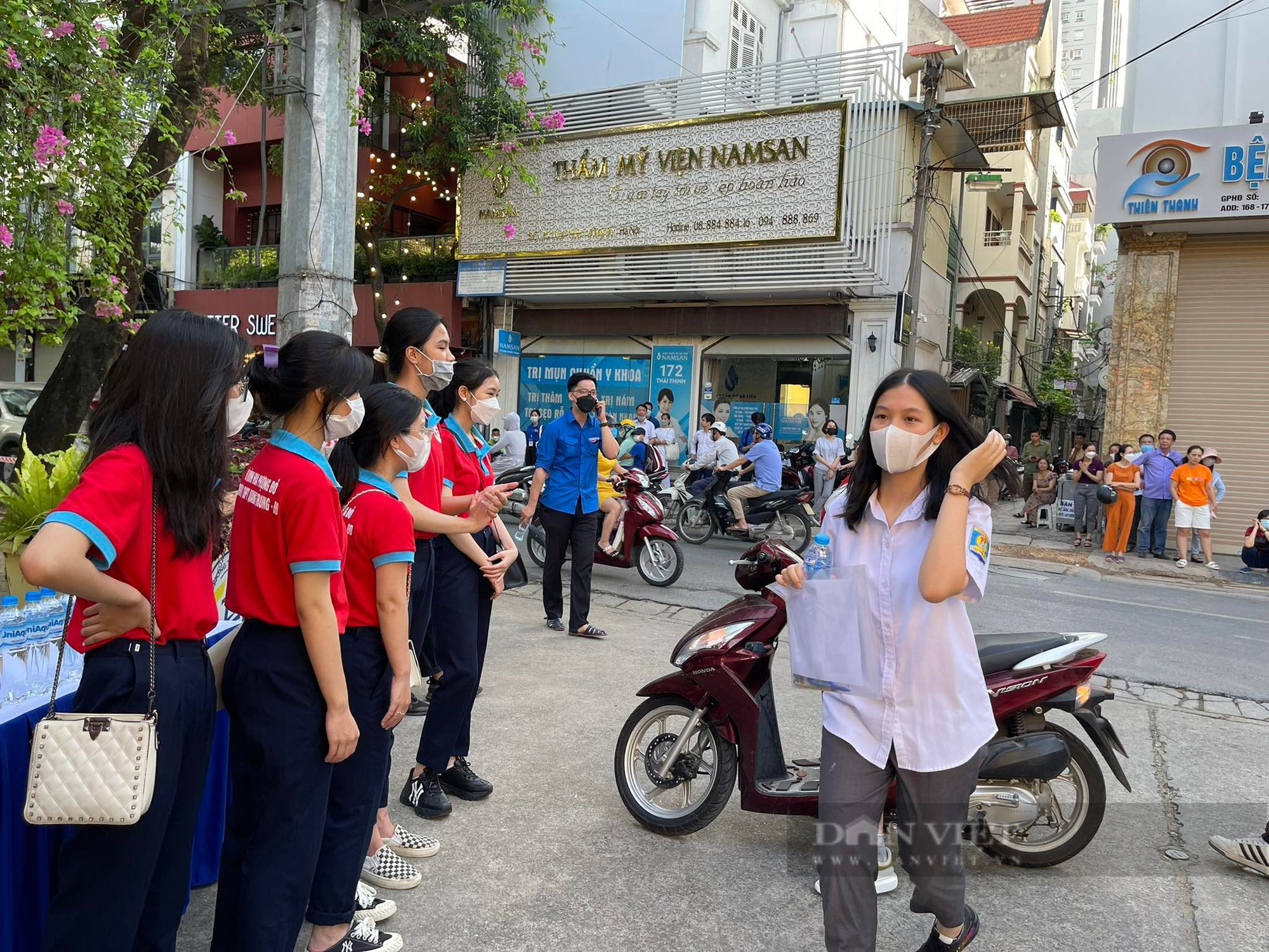 Kỳ thi tuyển sinh lớp 10 năm 2022 tại Hà Nội: Thí sinh mướt mải vì trời nắng nóng - Ảnh 14.
