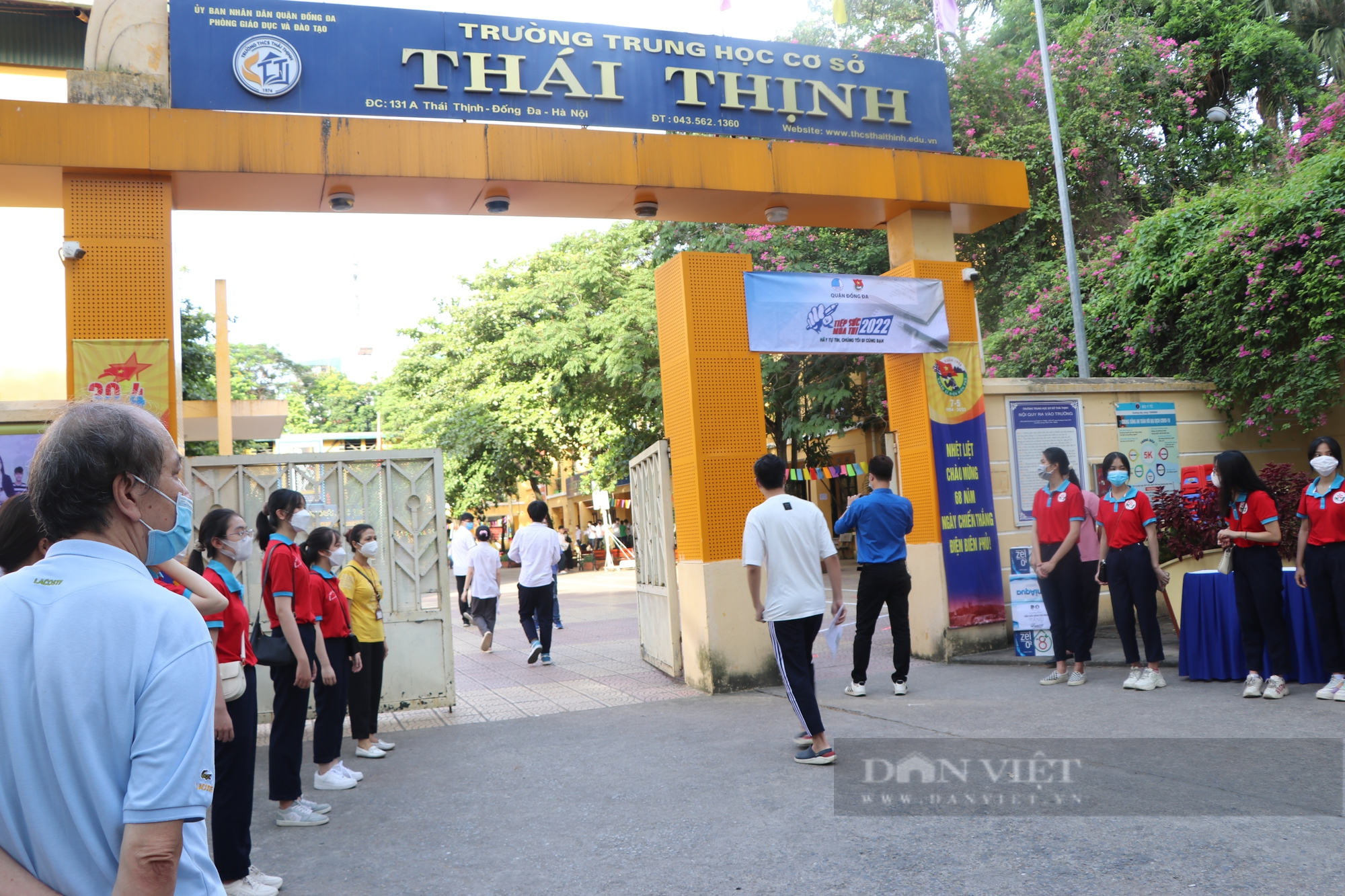 Kỳ thi tuyển sinh lớp 10 năm 2022 tại Hà Nội: Thí sinh mướt mải vì trời nắng nóng - Ảnh 11.