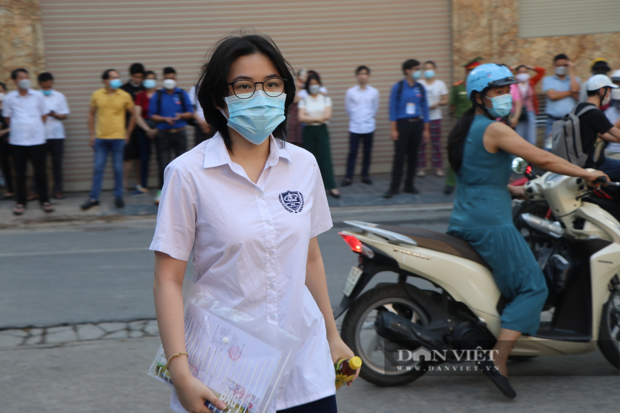 Kỳ thi tuyển sinh lớp 10 năm 2022 tại Hà Nội: Thí sinh mướt mải vì trời nắng nóng - Ảnh 13.