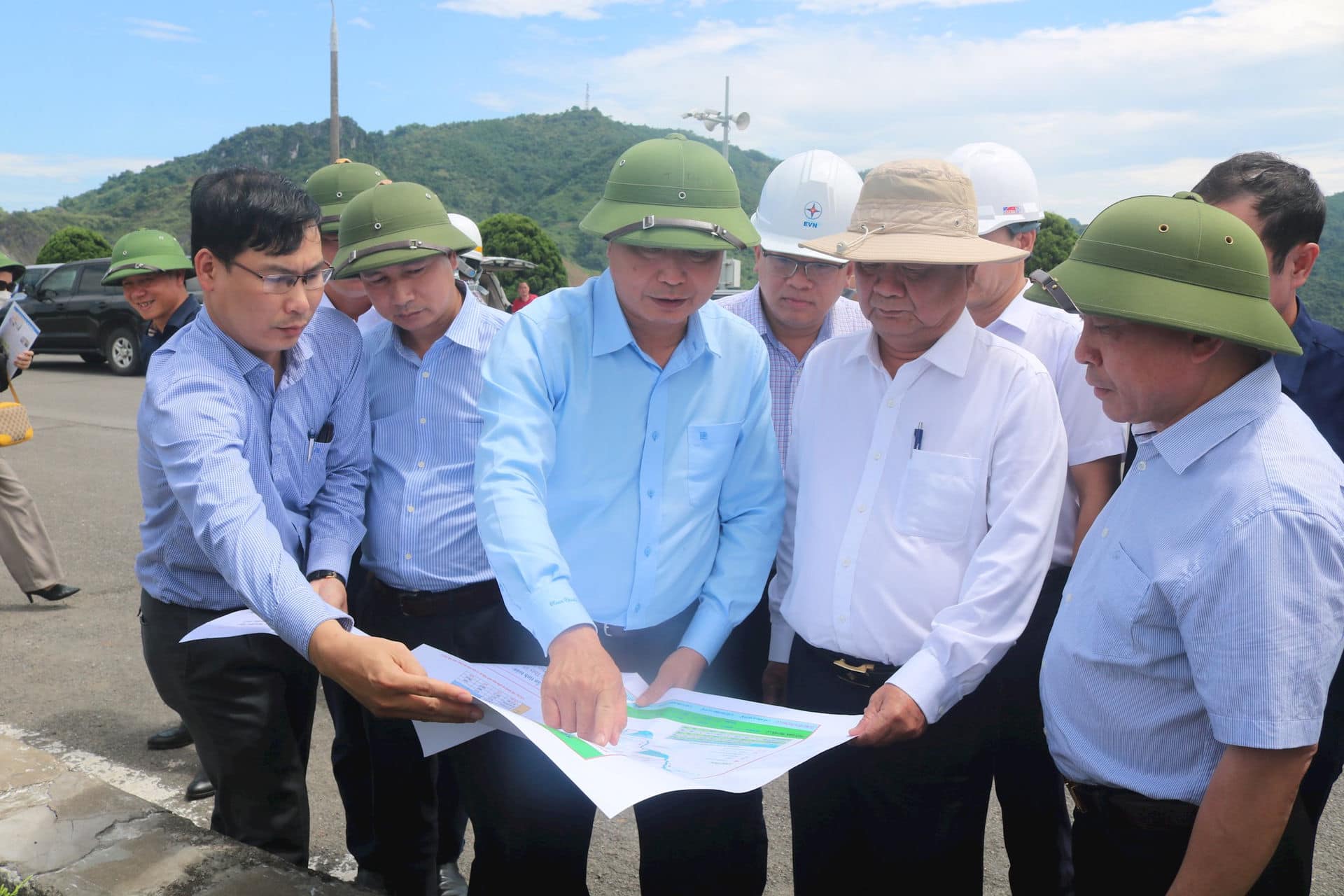 Thủy điện Hòa Bình xả lũ trước mùa lũ, Bộ trưởng Bộ NNPTNT yêu cầu giám sát việc đóng mở các cửa xả đáy - Ảnh 1.