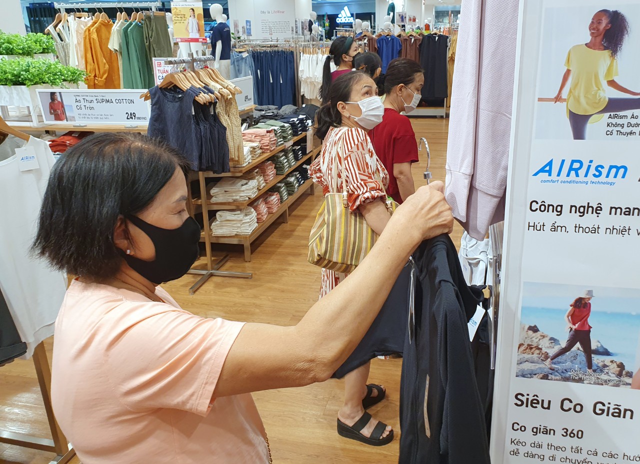 Săn hàng hiệu chỉ 50.000 đồng, 100.000 đồng ở “thiên đường shopping” Sài Gòn - Ảnh 8.
