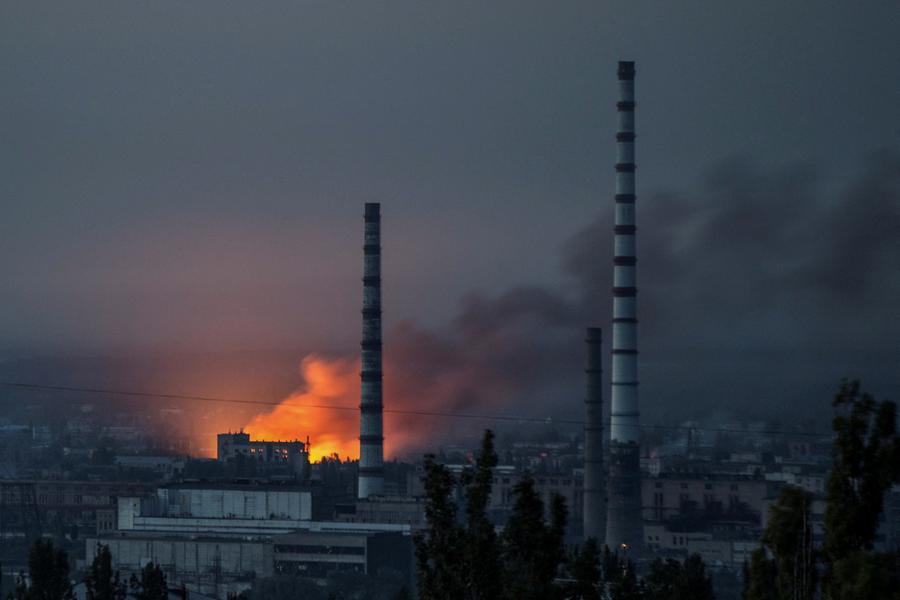 Chiến sự liên miên ở đông Ukraine, Nga bắn tên lửa trúng kho dầu lớn gây cháy dữ dội - Ảnh 1.