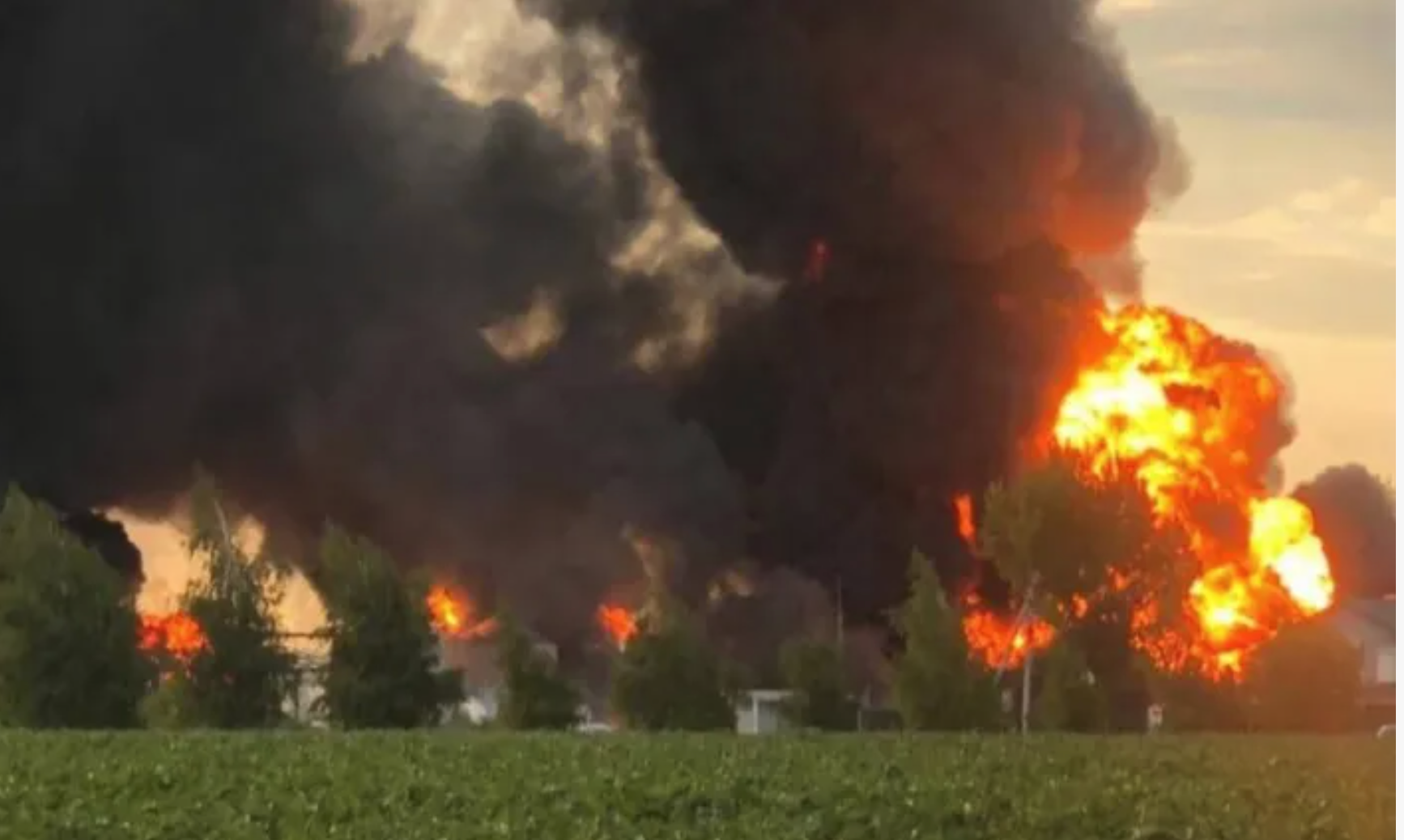 Chiến sự liên miên ở đông Ukraine, Nga bắn tên lửa trúng kho dầu lớn gây cháy dữ dội - Ảnh 2.