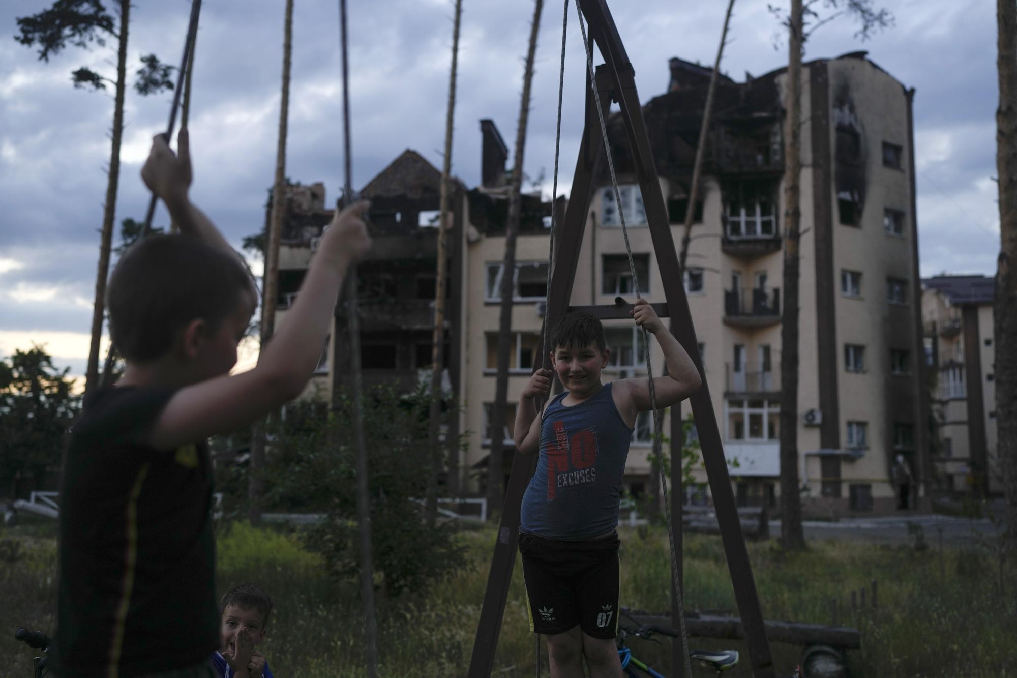 Chiến sự Ukraine trong tuần qua ảnh: 7 ngày ác liệt, đau thương - Ảnh 15.