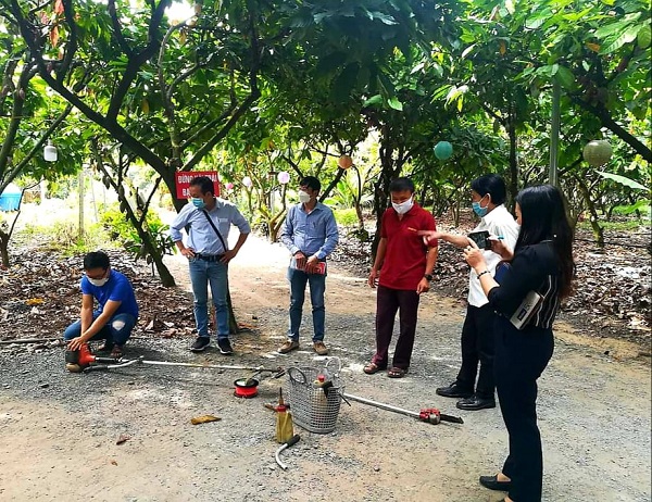 Anh nông dân có bằng kỹ sư sáng chế máy cắt cành ca cao ở Đồng Nai, xem ai cũng khen hết lời - Ảnh 1.