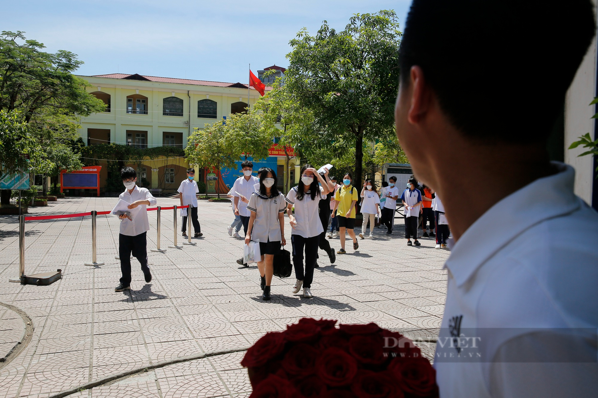 Hình ảnh người cha cầm bó hoa đợi con gái trước cổng trường gây chú ý trong kỳ thi lớp 10 tại Hà Nội - Ảnh 3.