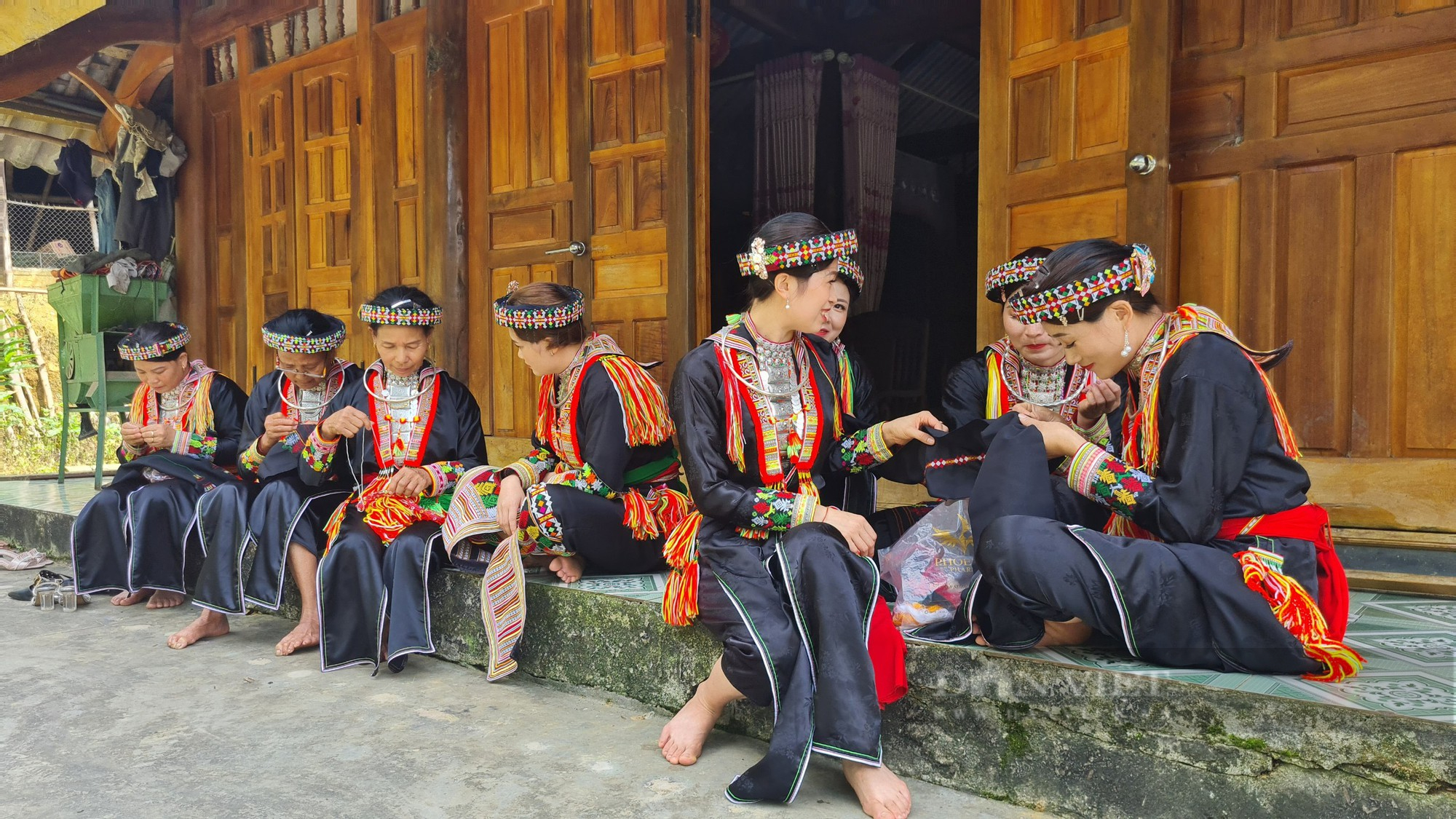 Vẻ đẹp trang phục truyền thống của người Dao đỏ ở Yên Bái - Ảnh 2.