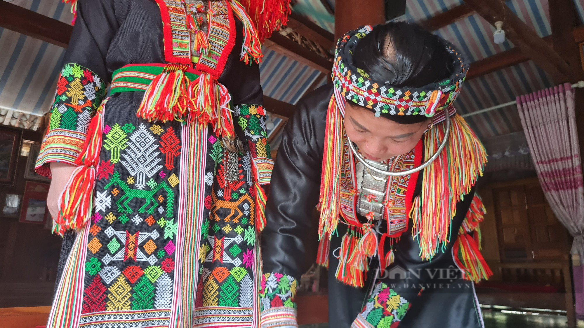 Vẻ đẹp trang phục truyền thống của người Dao đỏ ở Yên Bái - Ảnh 5.
