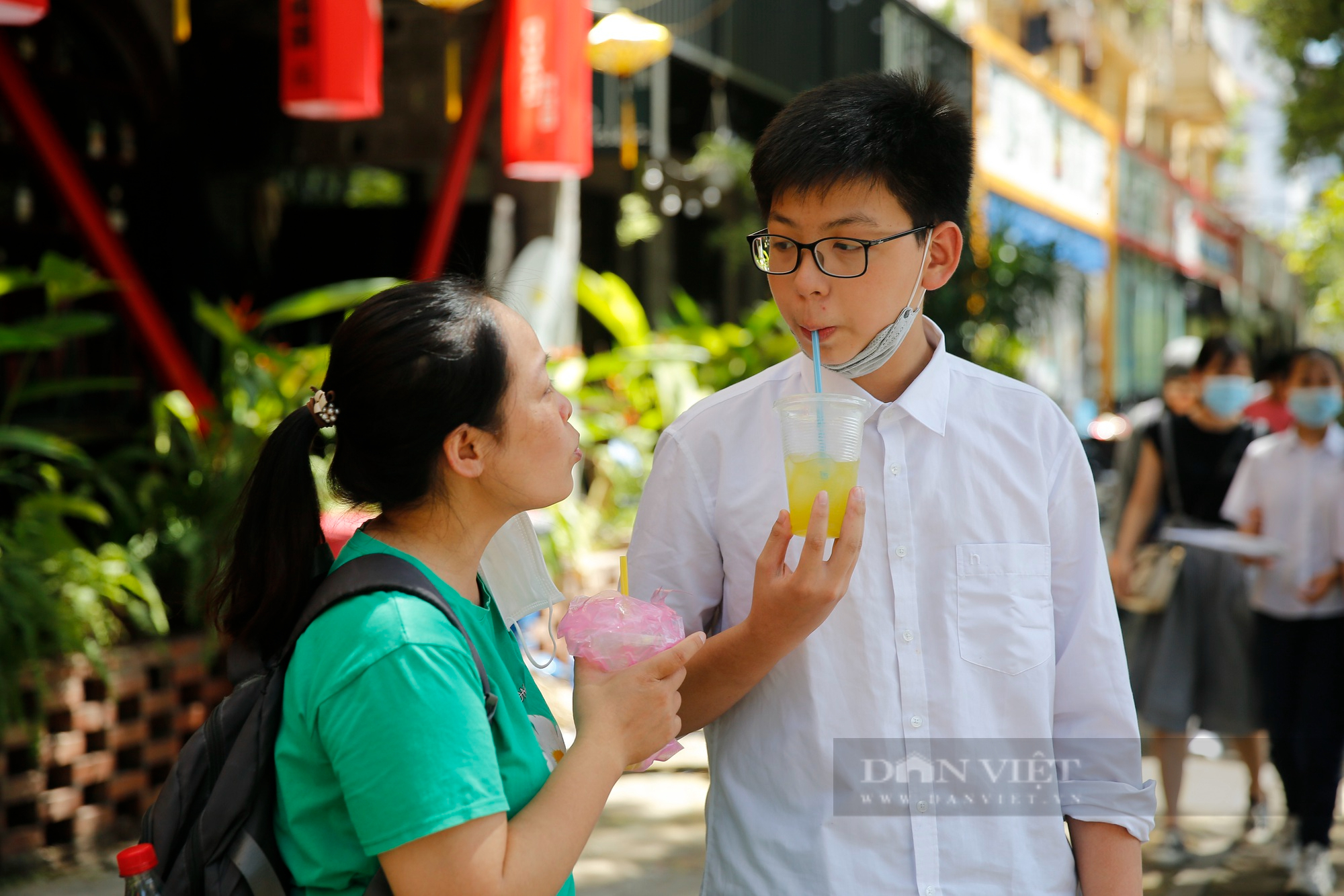 Hình ảnh người cha cầm bó hoa đợi con gái trước cổng trường gây chú ý trong kỳ thi lớp 10 tại Hà Nội - Ảnh 9.