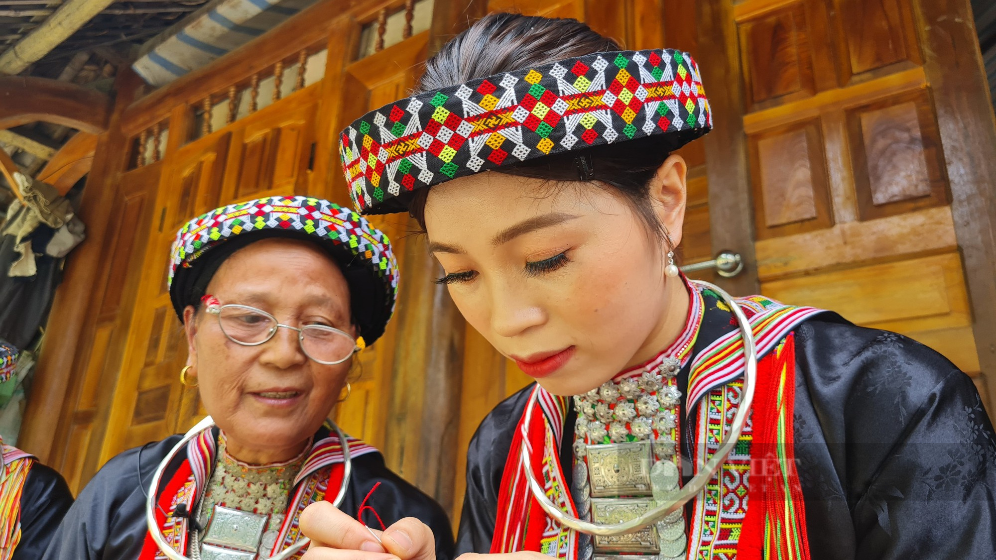 Vẻ đẹp trang phục truyền thống của người Dao đỏ ở Yên Bái - Ảnh 3.
