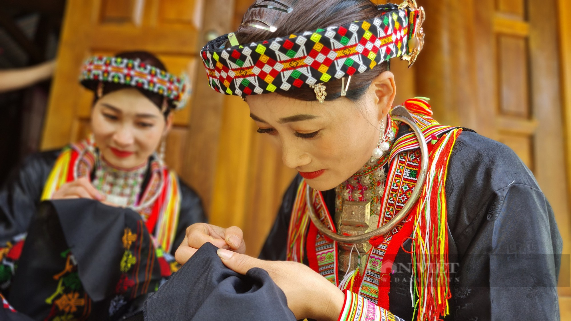 Vẻ đẹp trang phục truyền thống của người Dao đỏ ở Yên Bái - Ảnh 9.