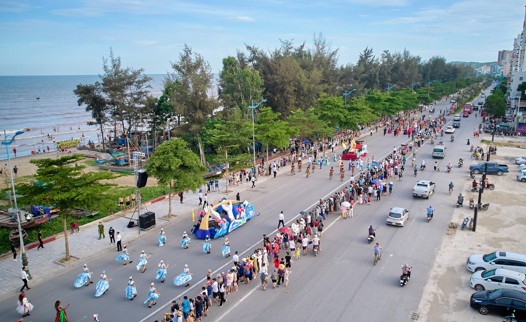 Du khách phấn khích với không khí Carnival rực rỡ sắc màu tại thành phố biển Sầm Sơn - Ảnh 1.