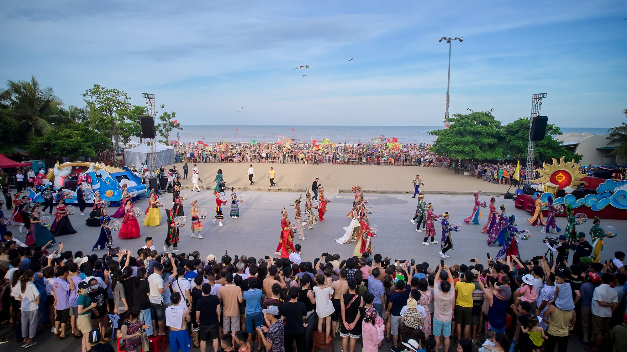 Du khách phấn khích với không khí Carnival rực rỡ sắc màu tại thành phố biển Sầm Sơn - Ảnh 3.