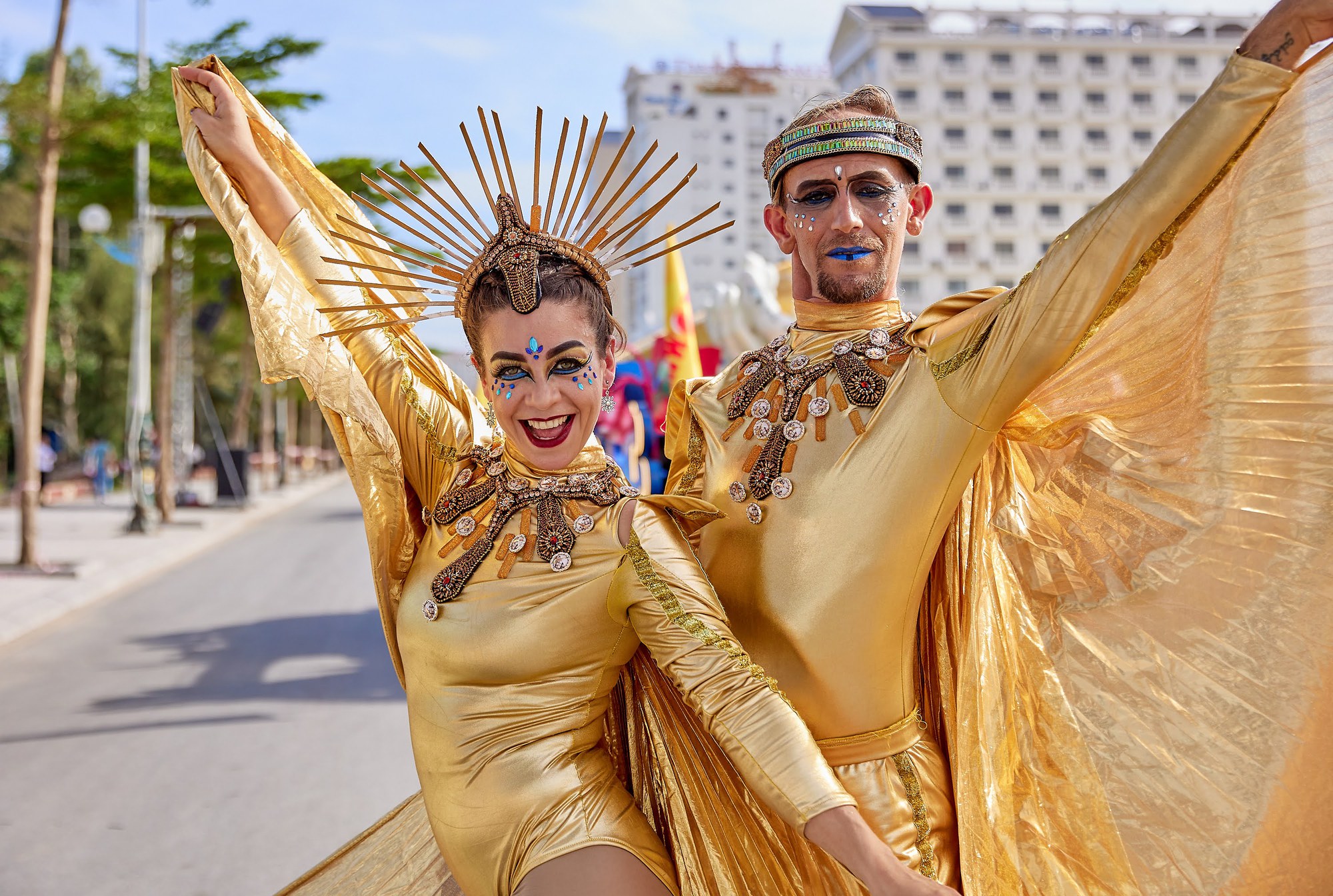 Du khách phấn khích với không khí Carnival rực rỡ sắc màu tại thành phố biển Sầm Sơn - Ảnh 6.