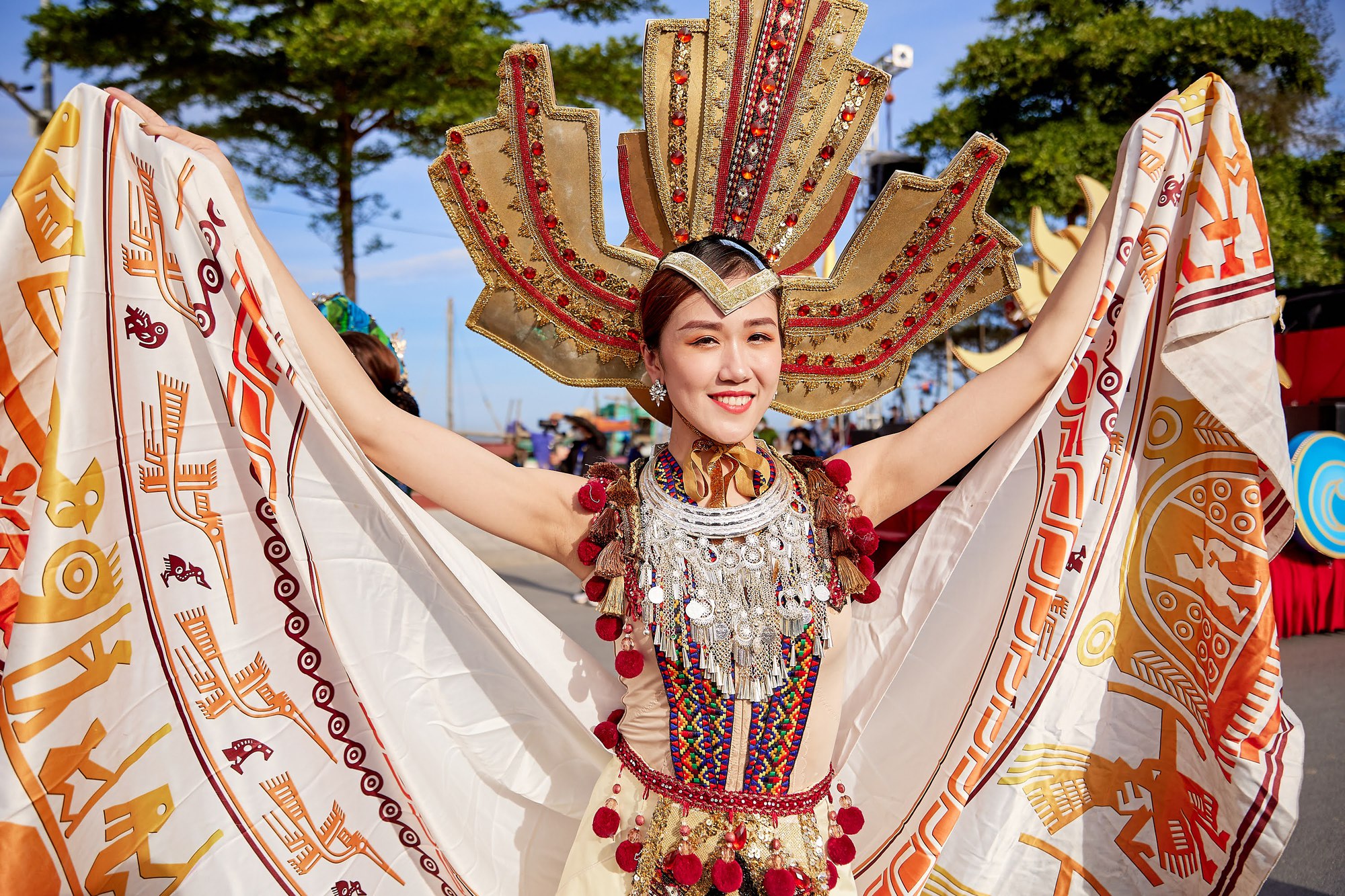 Du khách phấn khích với không khí Carnival rực rỡ sắc màu tại thành phố biển Sầm Sơn - Ảnh 9.