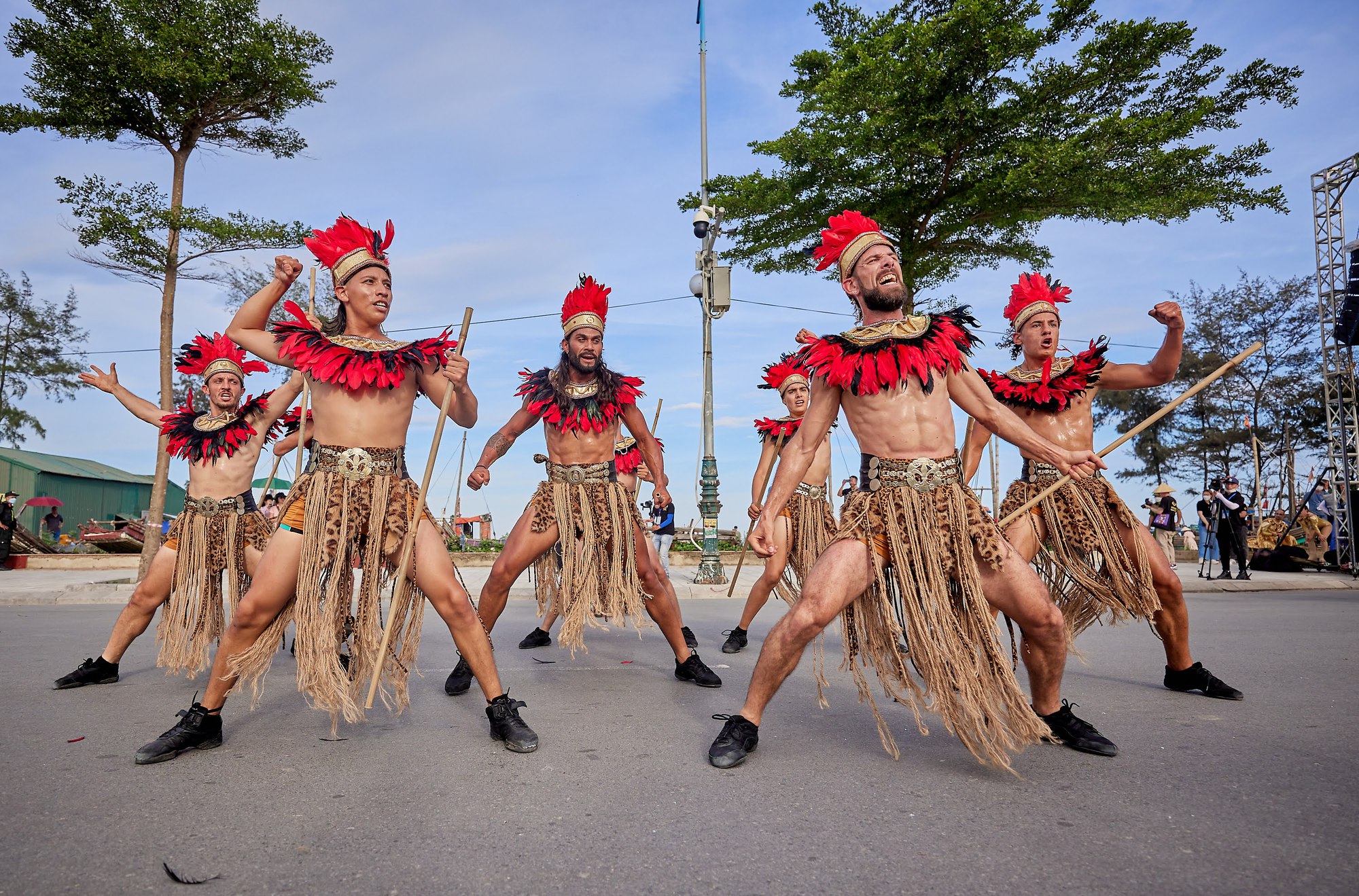 Du khách phấn khích với không khí Carnival rực rỡ sắc màu tại thành phố biển Sầm Sơn - Ảnh 2.