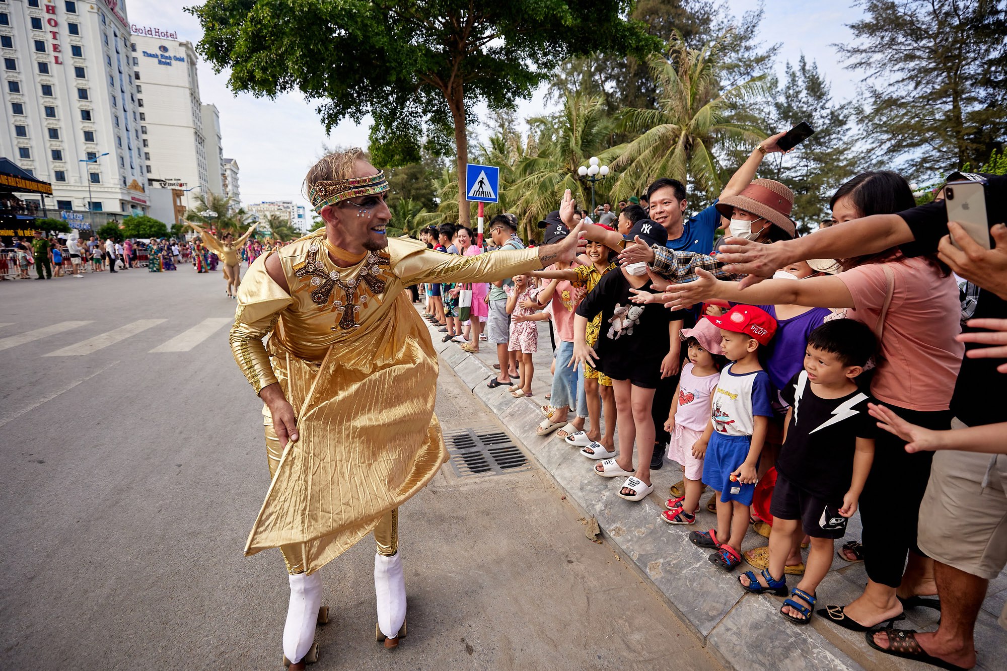 Du khách phấn khích với không khí Carnival rực rỡ sắc màu tại thành phố biển Sầm Sơn - Ảnh 13.
