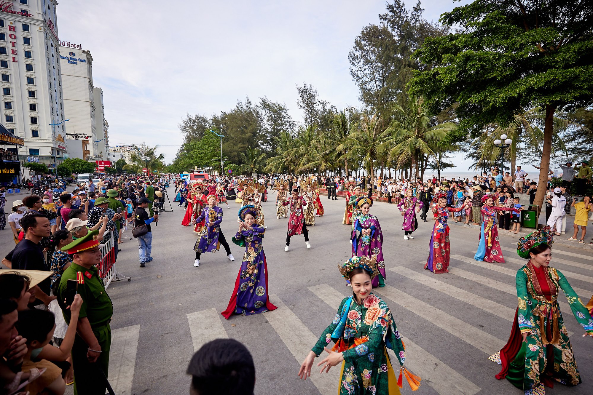 Du khách phấn khích với không khí Carnival rực rỡ sắc màu tại thành phố biển Sầm Sơn - Ảnh 8.