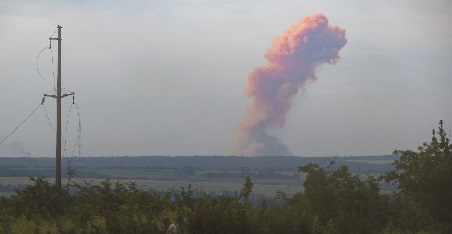 Pháo binh Ukraine tấn công chính xác 7 kho đạn dược vũ khí của Nga, nổ lớn rung chuyển Severodonetsk - Ảnh 2.
