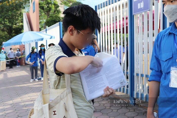 Thi vào lớp 10 Hà Nội: Tình nguyện viên bất ngờ ngất xỉu, nhiều sĩ tử quên máy tính, giấy báo thi môn Toán - Ảnh 8.