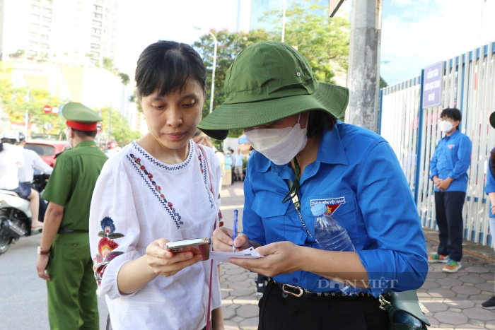 Thi vào lớp 10 Hà Nội: Tình nguyện viên bất ngờ ngất xỉu, nhiều sĩ tử quên máy tính, giấy báo thi môn Toán - Ảnh 7.