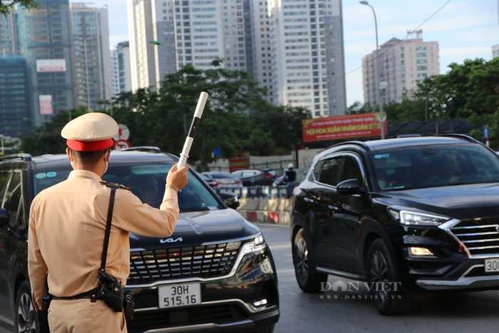 Thi vào lớp 10 Hà Nội: Tình nguyện viên bất ngờ ngất xỉu, nhiều sĩ tử quên máy tính, giấy báo thi môn Toán - Ảnh 4.