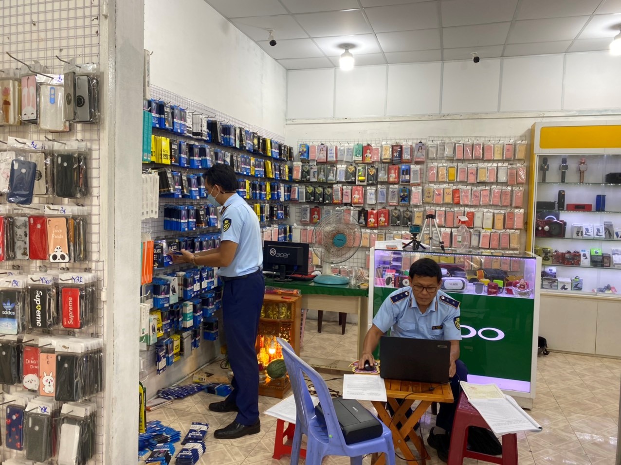 Bình Thuận tạm giữ gần 1.600 sản phẩm phụ kiện điện thoại không rõ nguồn gốc xuất xứ - Ảnh 1.