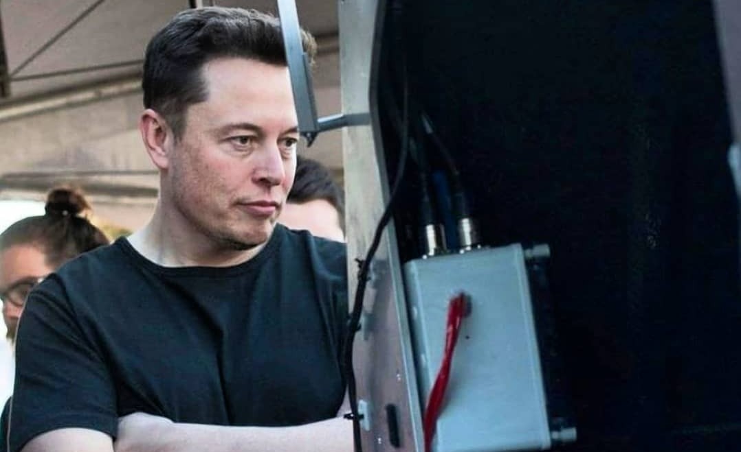 Elon Musk is asking Tesla employees to return to their offices full-time or leave the company.  Photo: @AFP.