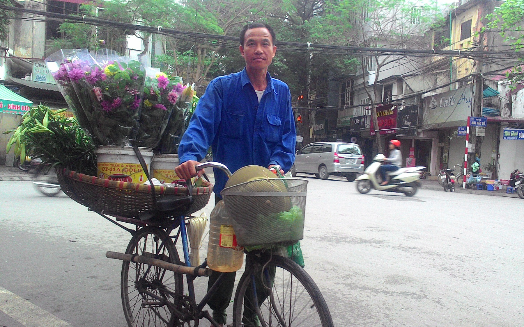 Ký ức Hà Nội: Nhớ gánh hàng hoa bán rong