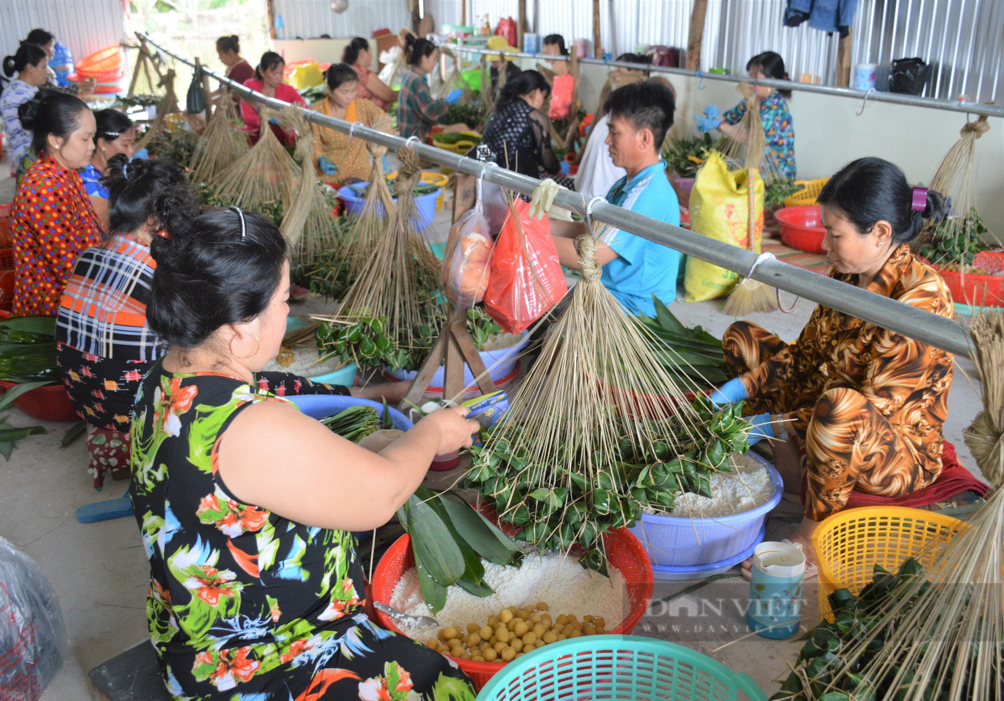 Thoăn thoắt gói bánh ú lá tre dịp Tết Đoan ngọ, 13 giây đã xong một cái - Ảnh 4.