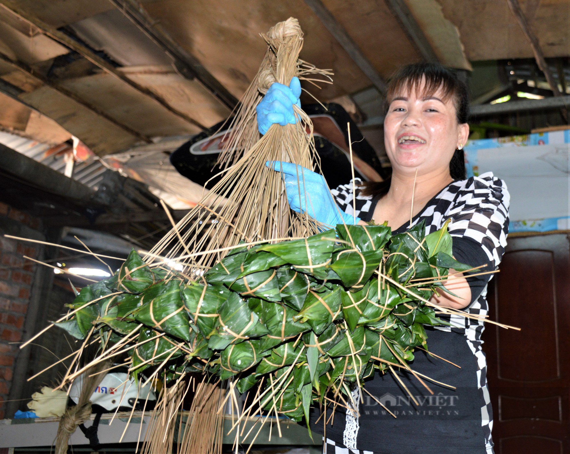 Thoăn thoắt gói bánh ú lá tre dịp Tết Đoan ngọ, 13 giây đã xong một cái - Ảnh 5.