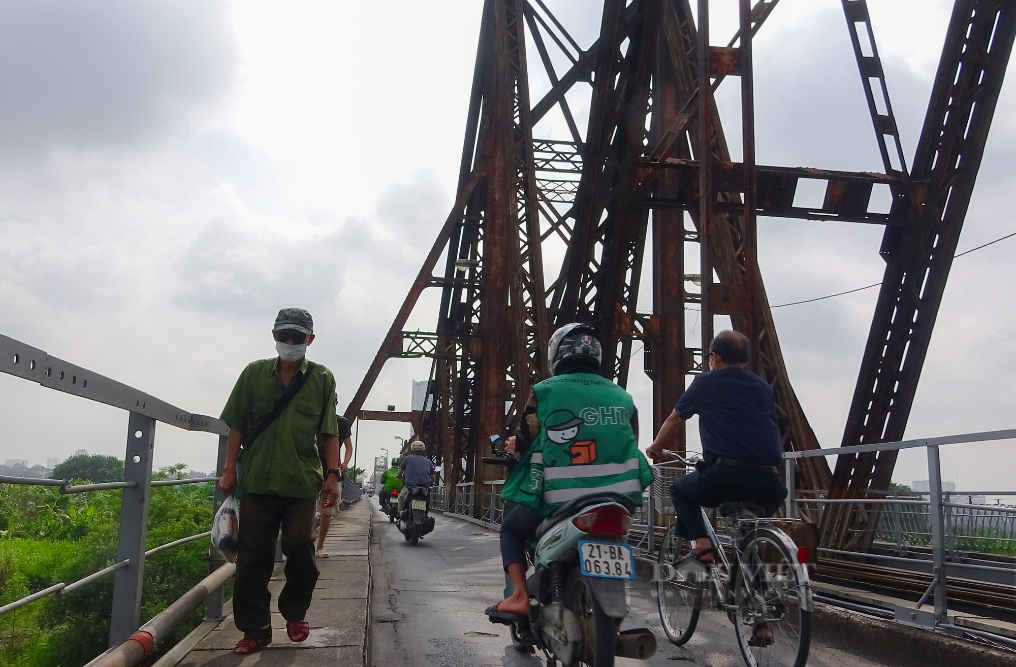 Cầu Long Biên, cây cầu bằng thép lớn tuổi nhất Việt Nam xuống cấp nghiêm trọng - Ảnh 9.