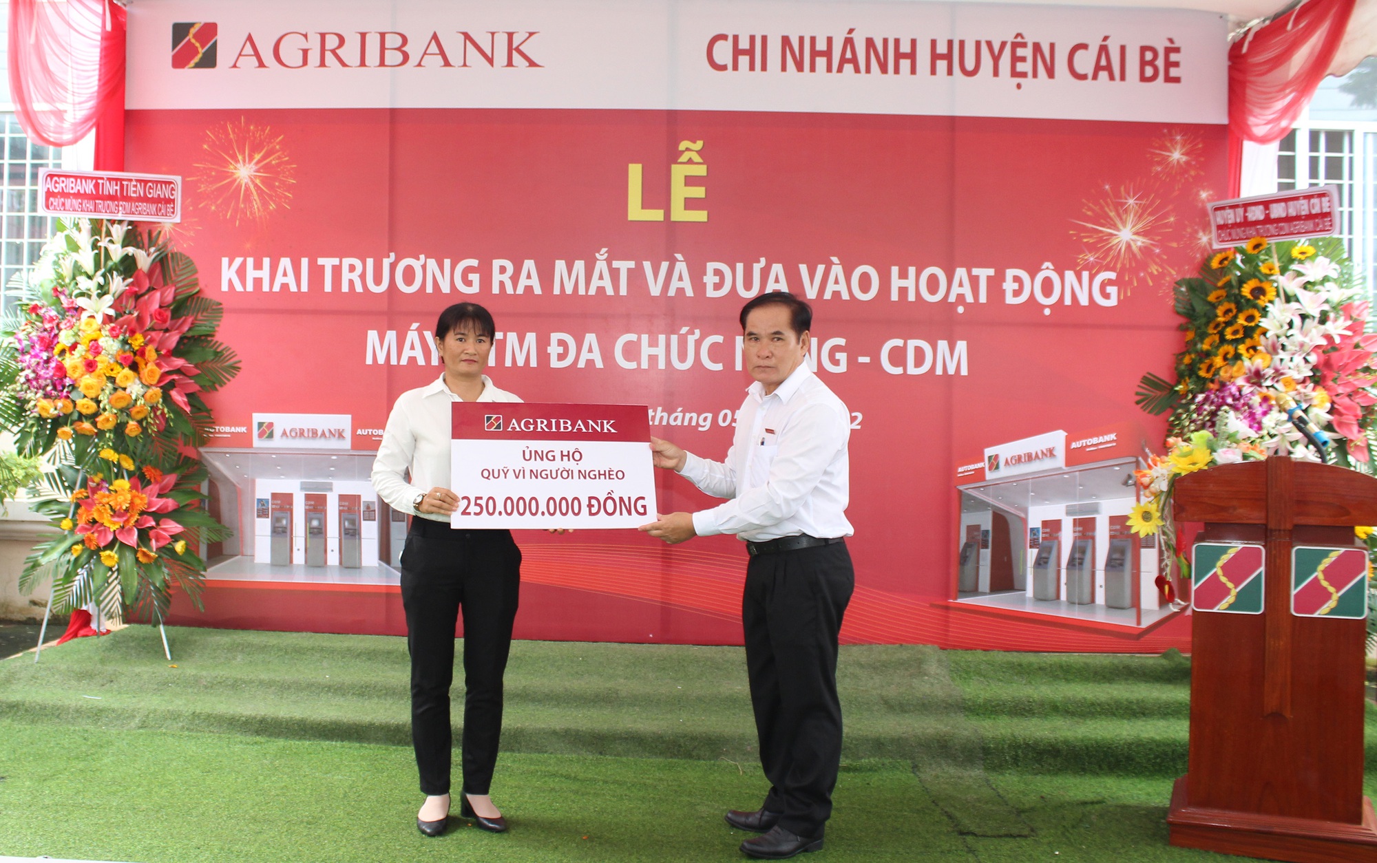 Lần đầu tiên đưa máy ATM đa chức năng phục vụ người dân tại huyện Cái Bè và huyện Gò Công Tây - Ảnh 4.