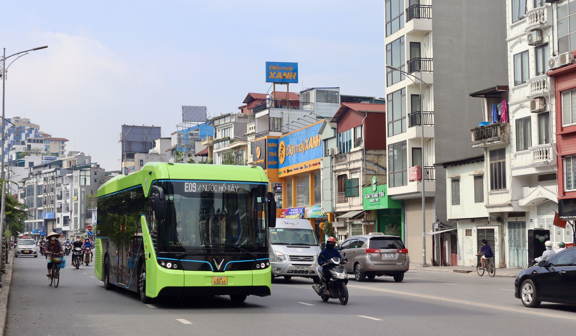 Hanoi: More electric bus routes running through many streets to West Lake water park - Photo 1.