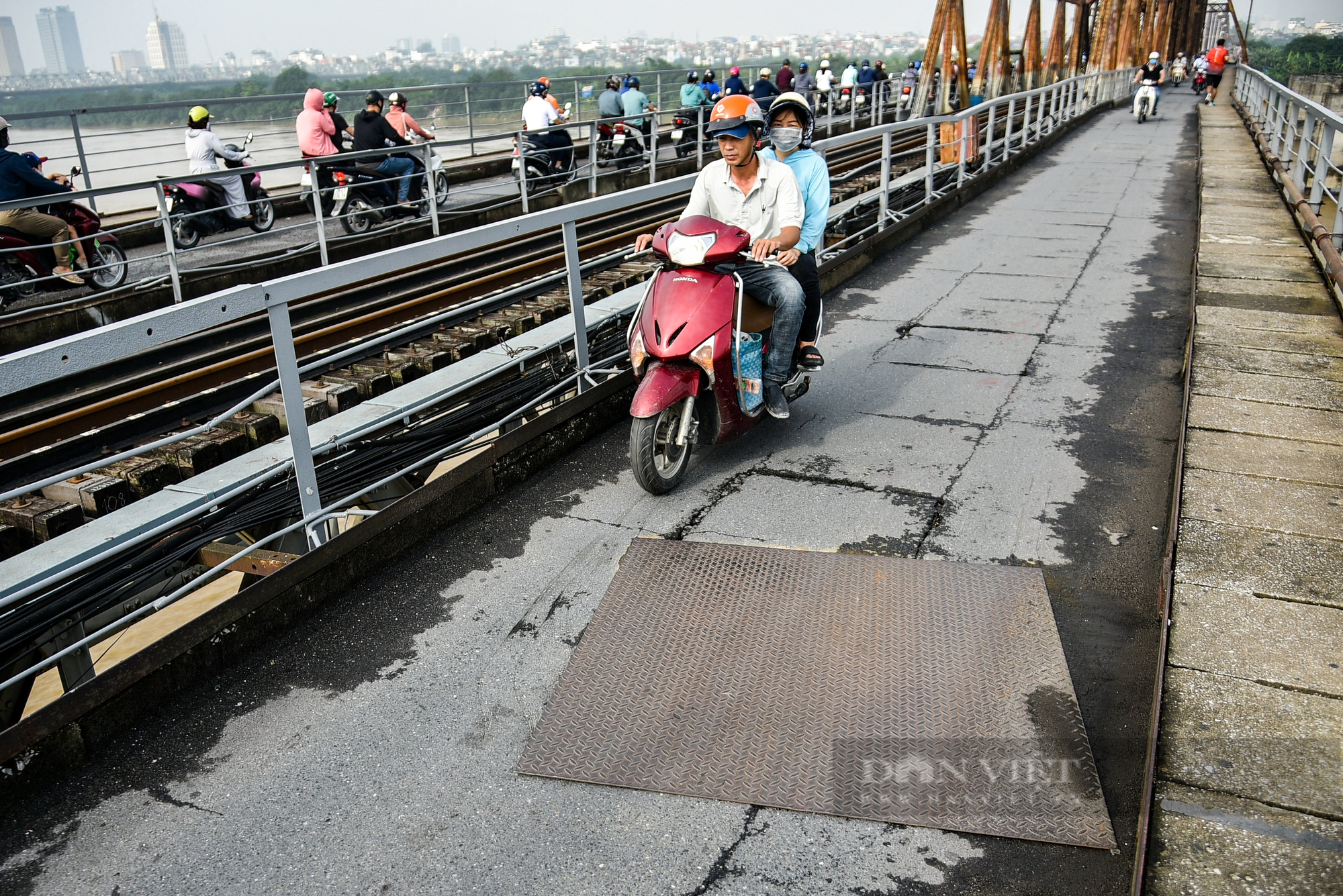 Thực trạng xuống cấp của cầu Long Biên: Xuất hiện tình trạng rung lắc khi có phương tiện lưu thông - Ảnh 8.