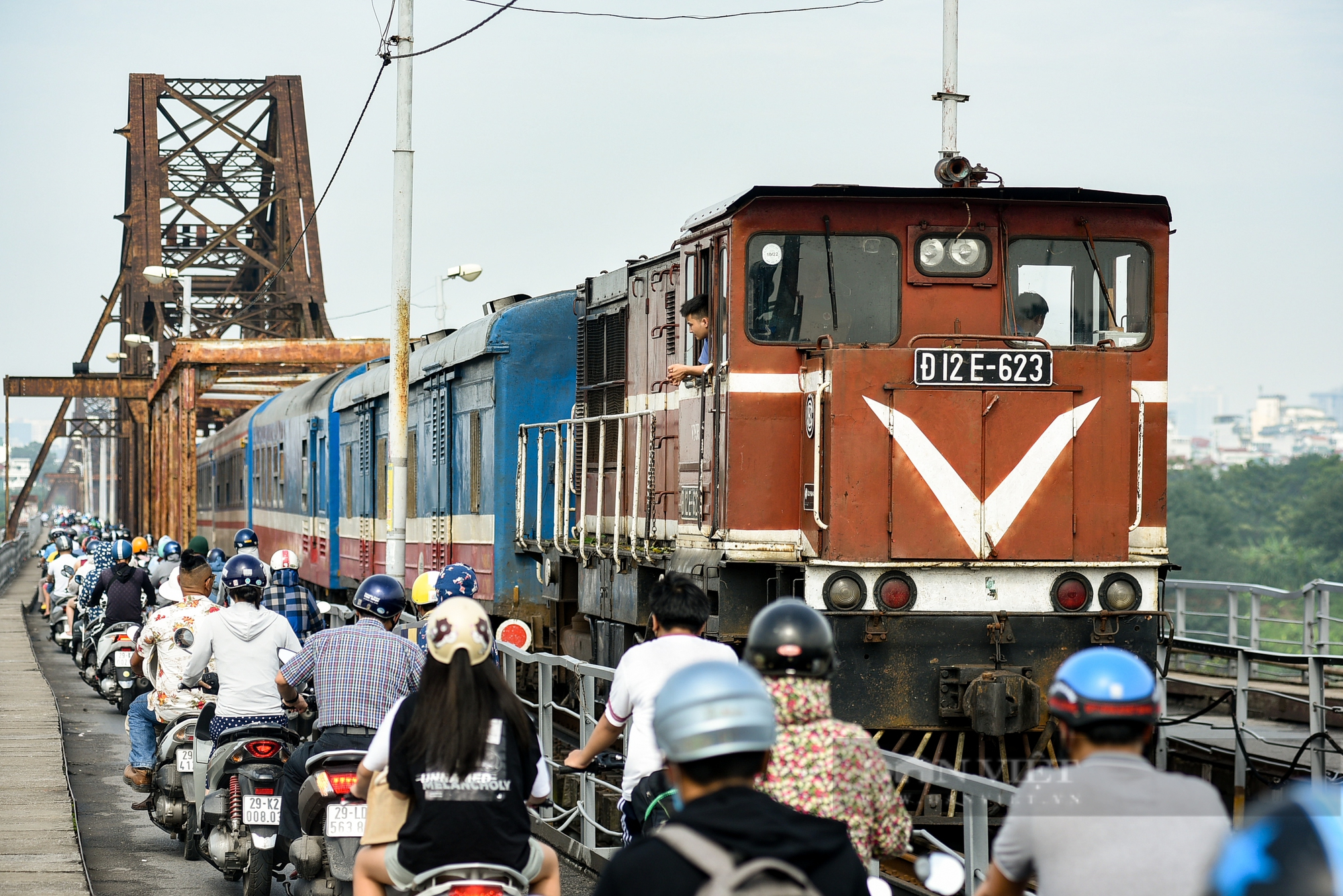 Thực trạng xuống cấp của cầu Long Biên: Xuất hiện tình trạng rung lắc khi có phương tiện lưu thông - Ảnh 12.