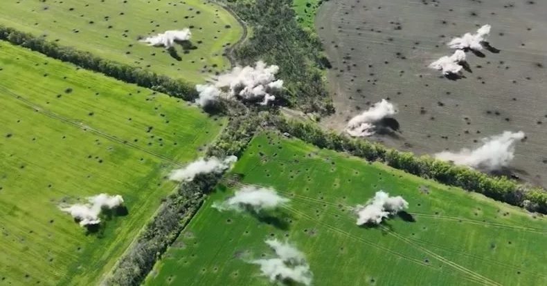 Ukraine released a video of “raining” of missiles that destroyed the Russian tank convoy