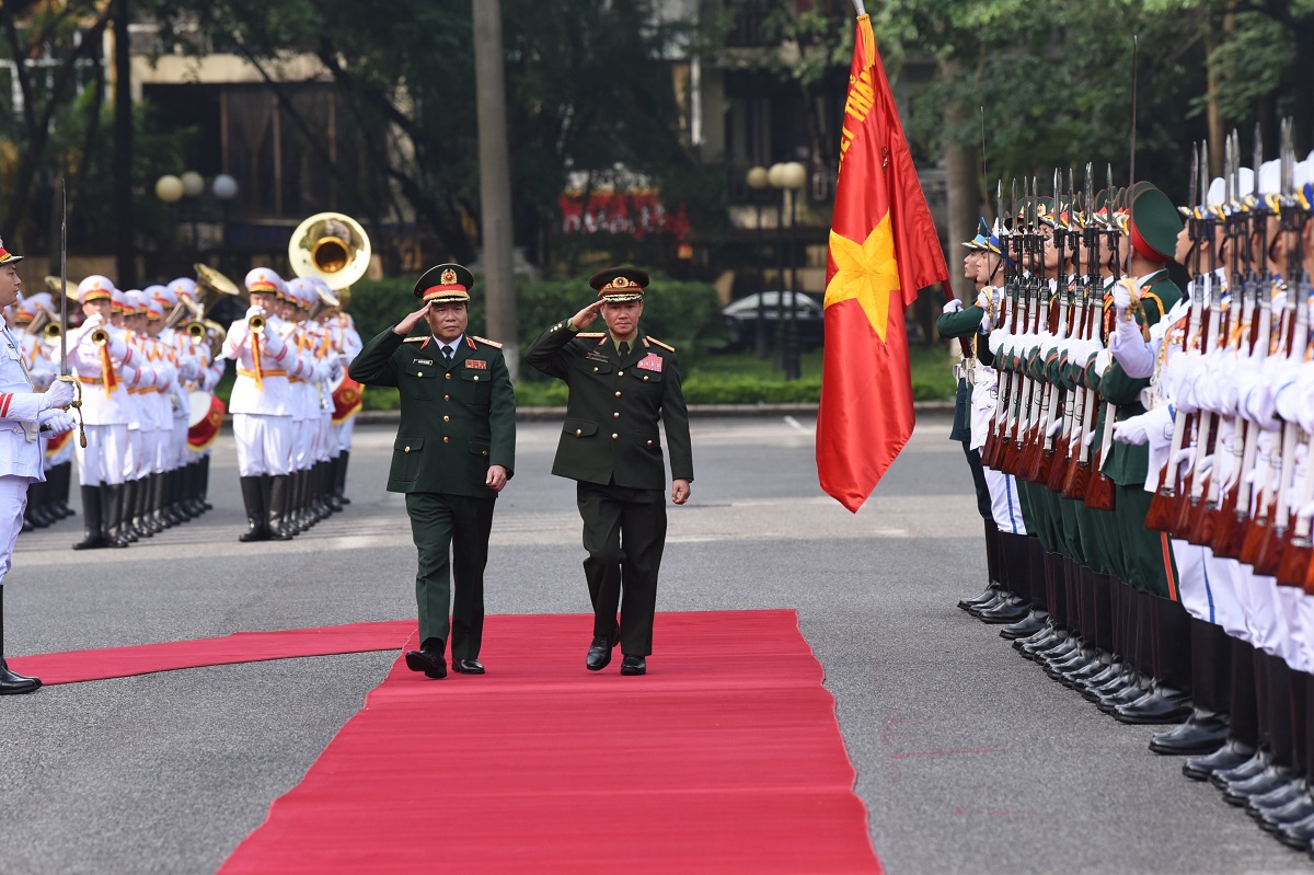 Tổng tham mưu trưởng quân đội Lào thăm Việt Nam - Ảnh 2.