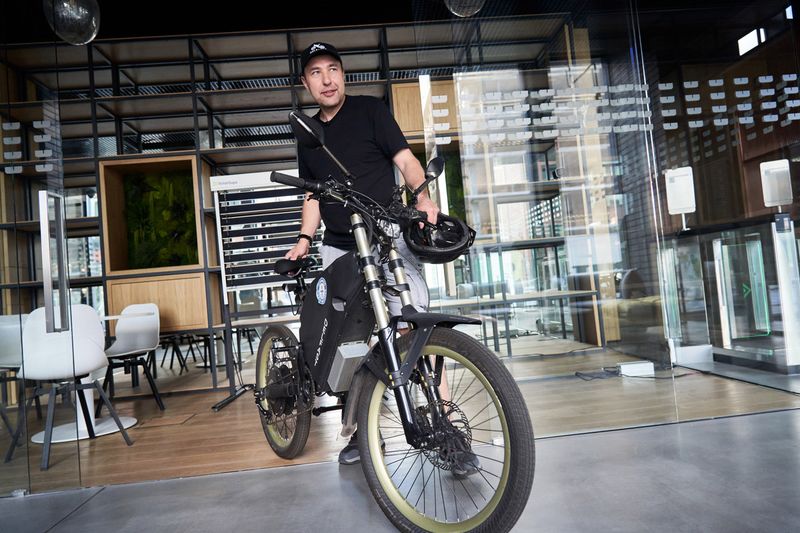 Đồng sáng lập kiêm Giám đốc điều hành Delfast Daniel Tonkopi với chiếc xe đạp điện tử Top 3.0 tại trụ sở chính của công ty ở Whittier, California. Nguồn: @Delfast.
