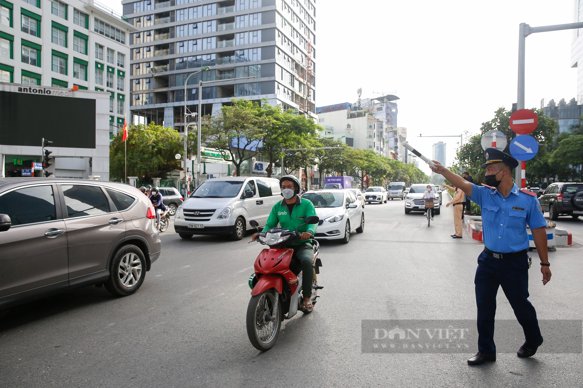 Xung đột giao thông diễn ra tại điểm quay đầu sau khi Hà Nội phân luồng lại các nút hay ùn tắc - Ảnh 2.