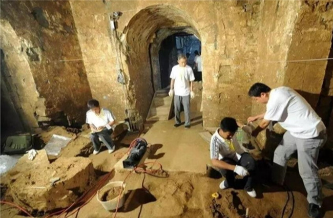 Kẻ trộm mộ xui nhất lịch sử: Nằm bên châu báu suốt nghìn năm - Ảnh 7.