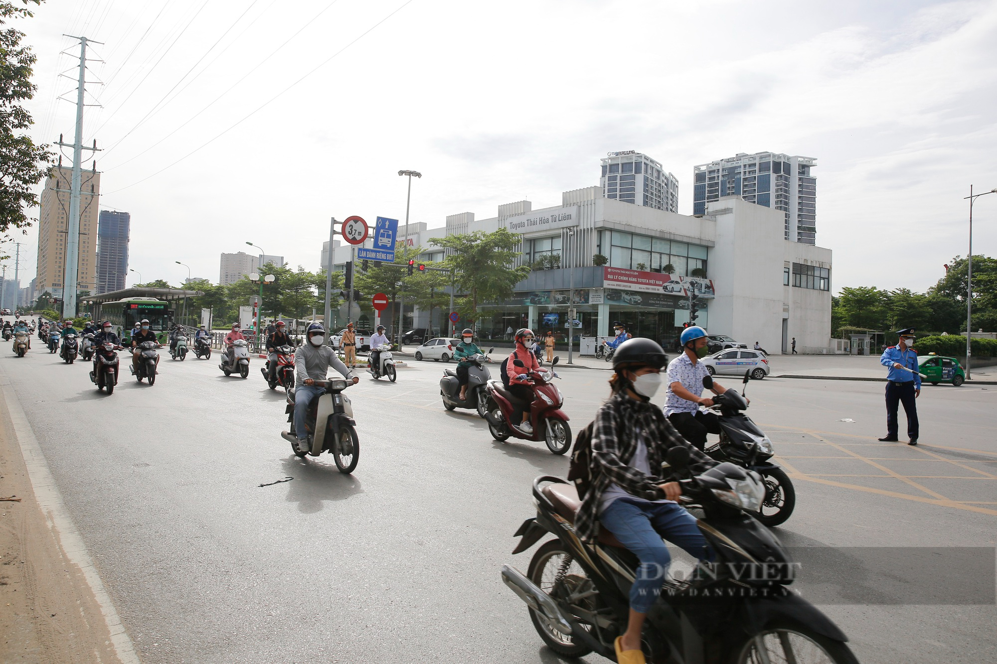 Xung đột giao thông diễn ra tại điểm quay đầu sau khi Hà Nội phân luồng lại các nút hay ùn tắc - Ảnh 8.