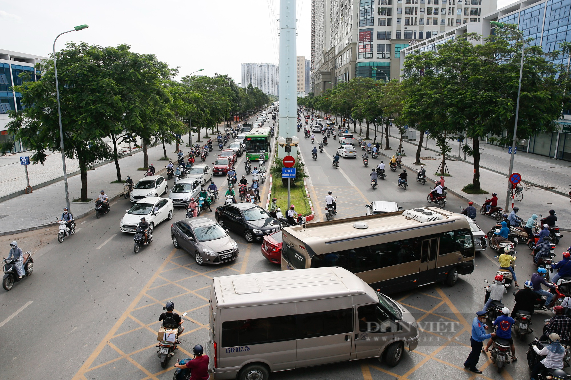 Xung đột giao thông diễn ra tại điểm quay đầu sau khi Hà Nội phân luồng lại các nút hay ùn tắc - Ảnh 9.