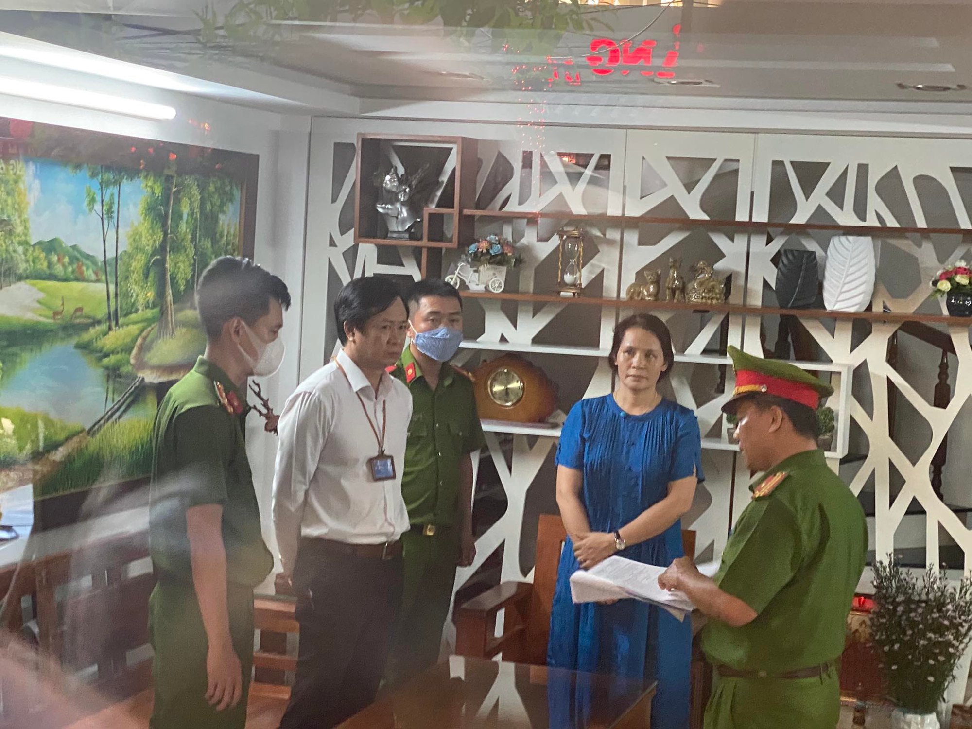 Bắt Giám đốc CDC Đà Nẵng để điều tra tội Tham ô tài sản - Ảnh 1.