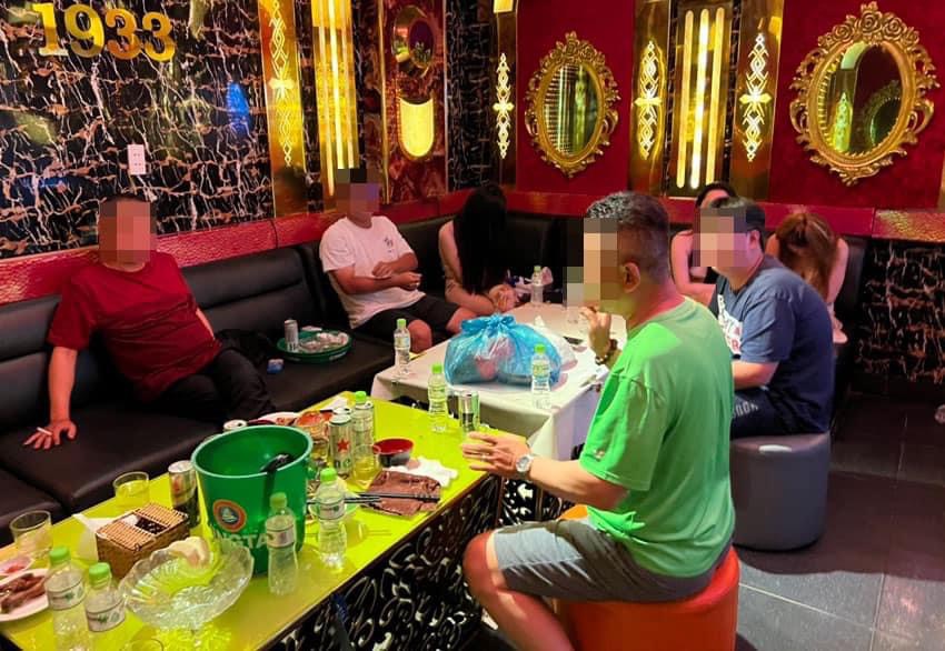 Bình Dương: 10 người thuê phòng hát karaoke để đánh bạc - Ảnh 1.