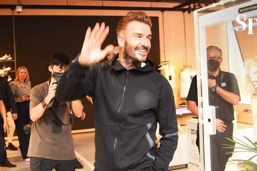 David Beckham gây sốt vì ở lại kê dọn bàn ghế sau sự kiện - Ảnh 1.