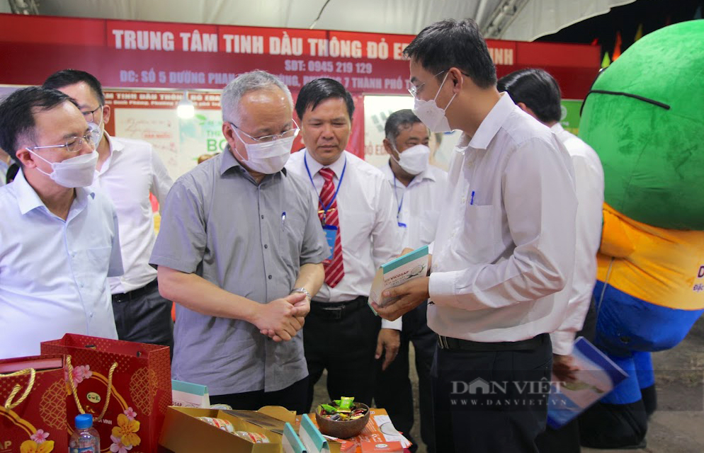 Chủ tịch tỉnh Trà Vinh: Vicosap là doanh nghiệp đầu tiên chế biến sâu trái dừa sáp với đa dạng sản phẩm - Ảnh 1.
