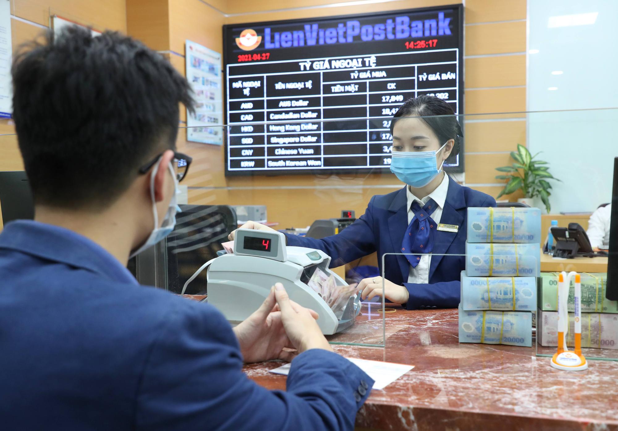 Nhiều lãnh đạo cấp cao LienVietPostBank đăng ký mua mạnh cổ phiếu LPB - Ảnh 1.