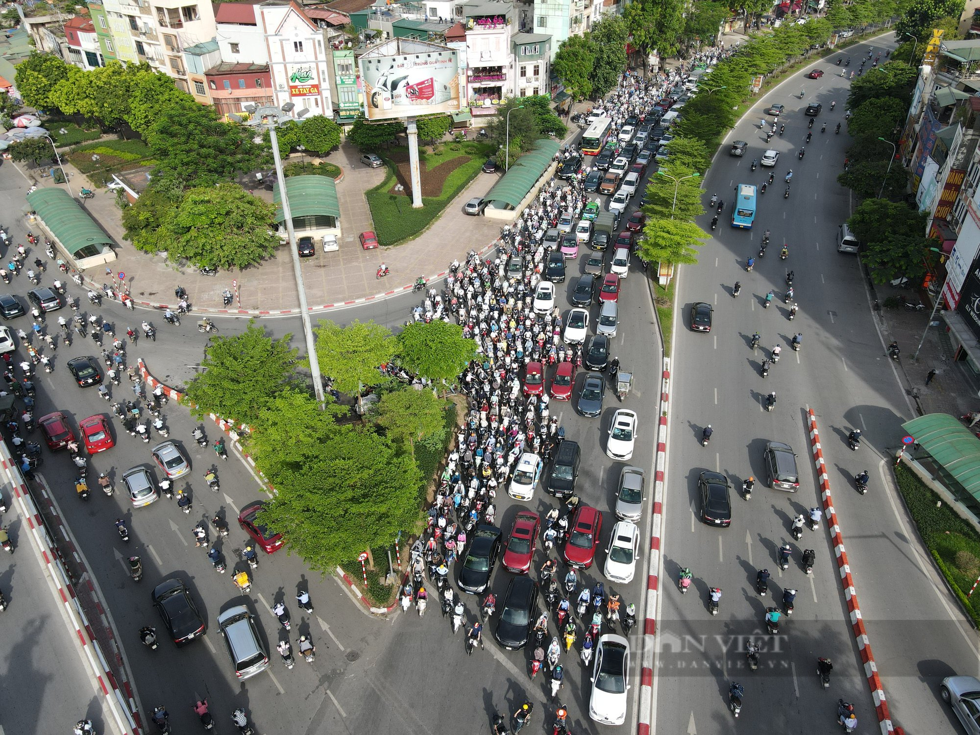 Phân luồng giao thông mới: Lực lượng chức năng cắm chốt, nút giao Ngã Tư Sở thông thoáng ngày đầu tuần - Ảnh 4.